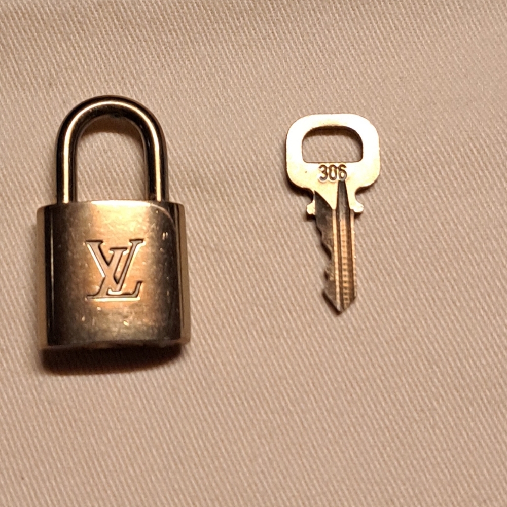 3PC LOUIS VUITTON Authentic Monogram Sac Plat Bag Dust Bag/ Key Fob INCLUDES COA - Picture 10 of 16